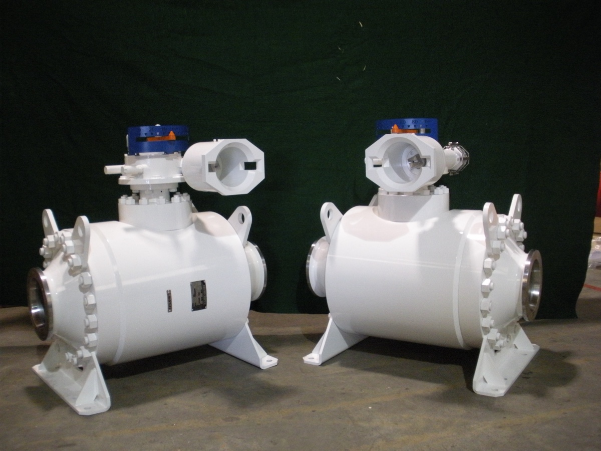 Duas válvulas de fluxo axial N-Line subsea, corpo cilíndrico inline com atuação