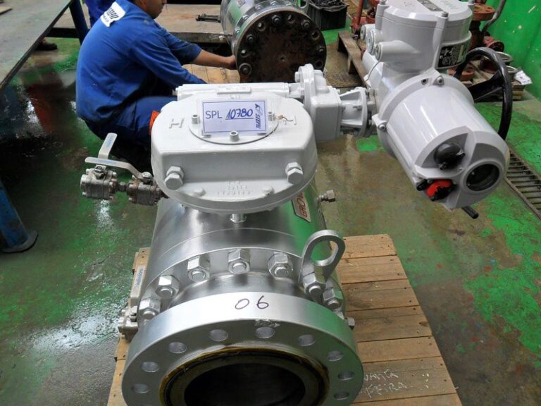 Técnico SEEPIL em manutenção de válvula na oficina de reparo